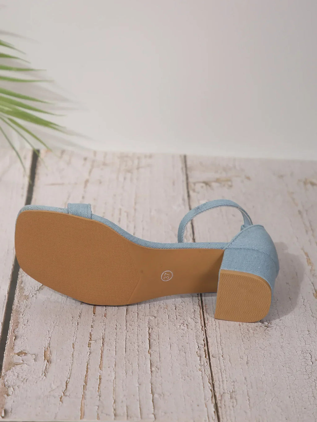 סנדלים לנשים עיצוב אלגנטי עם סגירת אבזם דגם - ויוה